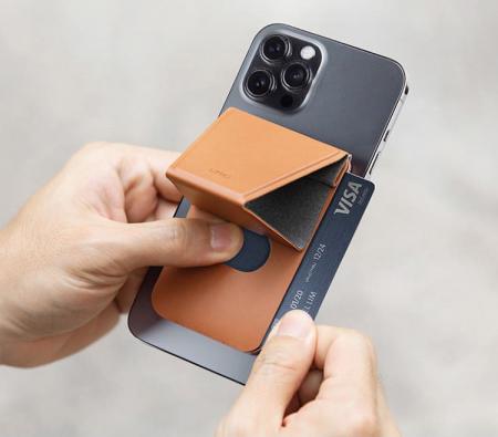 Магнитный картхолдер с функцией стенда UNIQ LYFT Magnetic (MGSNAPONCH-LYFTBWN) Коричневый